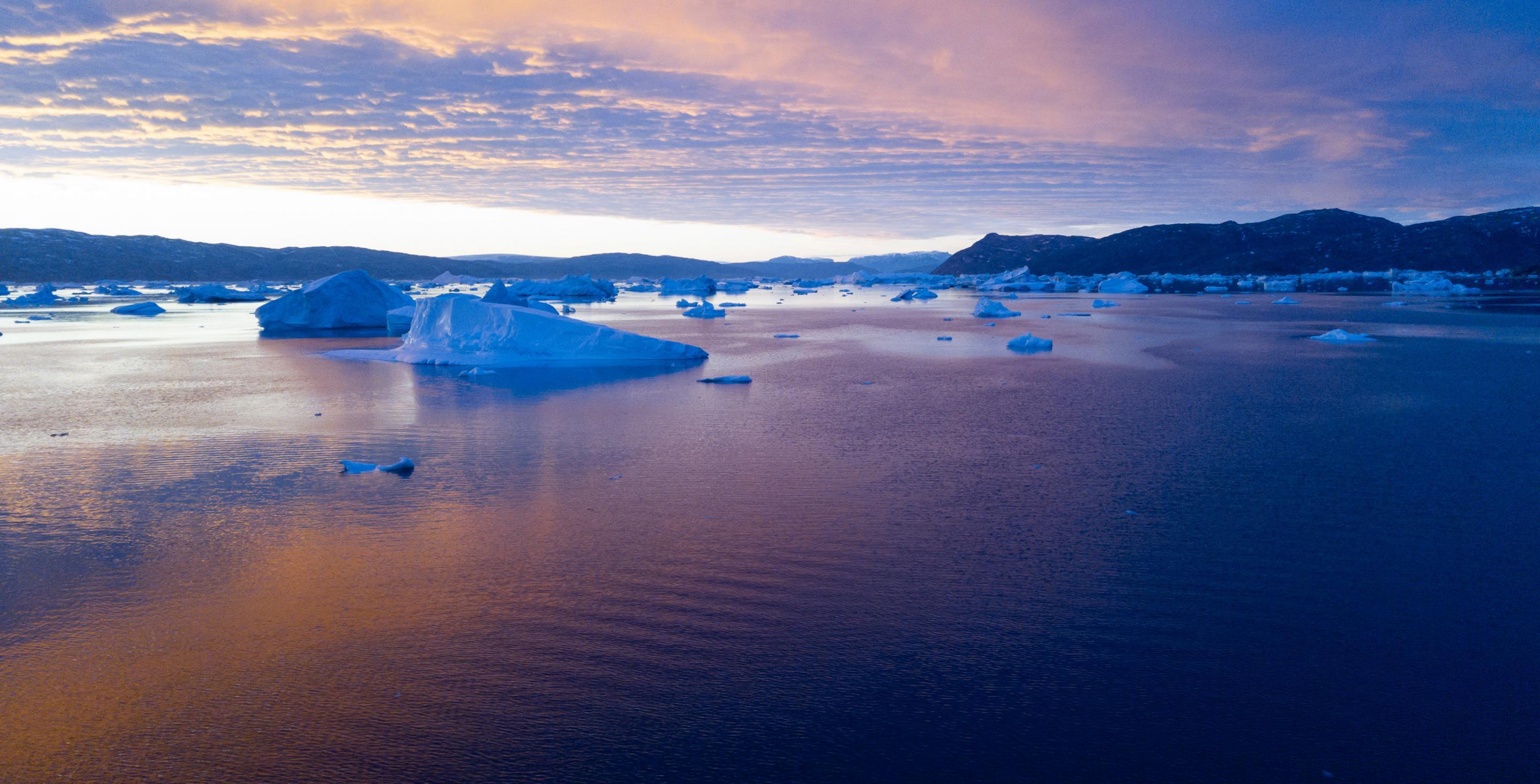 Photographie réalisée depuis un drone du fjord Sermilik sur la côte est du Groenland