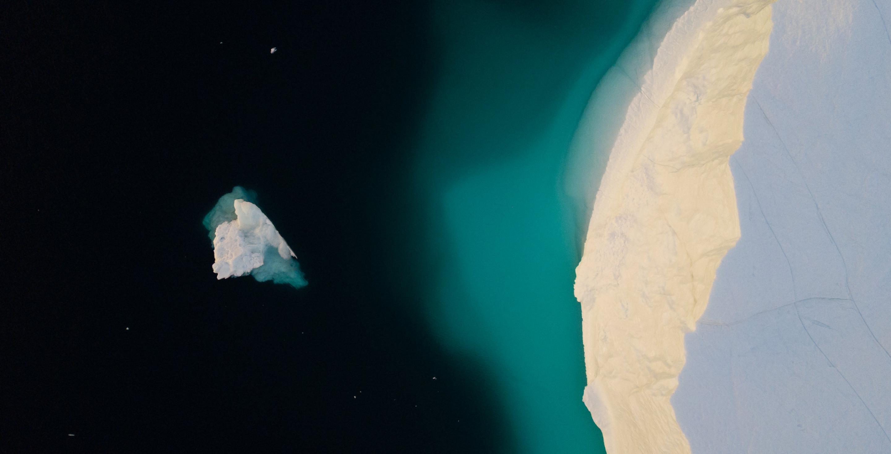 Vue depuis un drone des icebergs du fjord Sermilik sur la côte est du Groenland