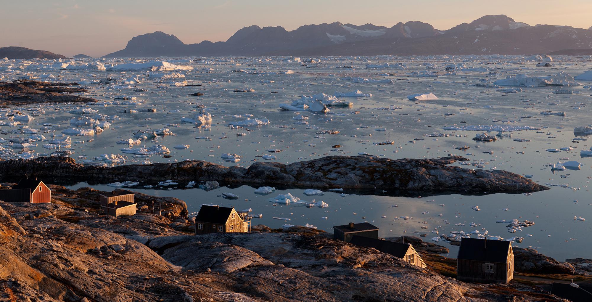 Le village de Tinitikilac se situe sur le fjord Sermilik sur la côte est du Groenland