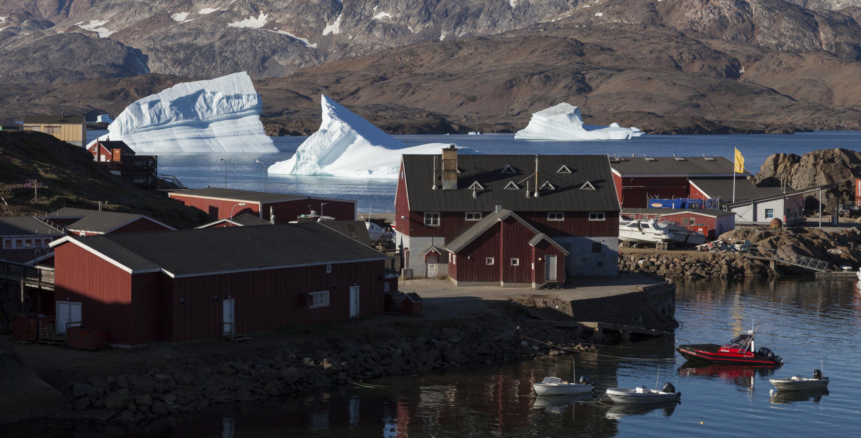 Les icebergs provenant des glaciers sont emprisonnées dans le fjord devant le village de Tasiilaq sur la côte est du Groenland