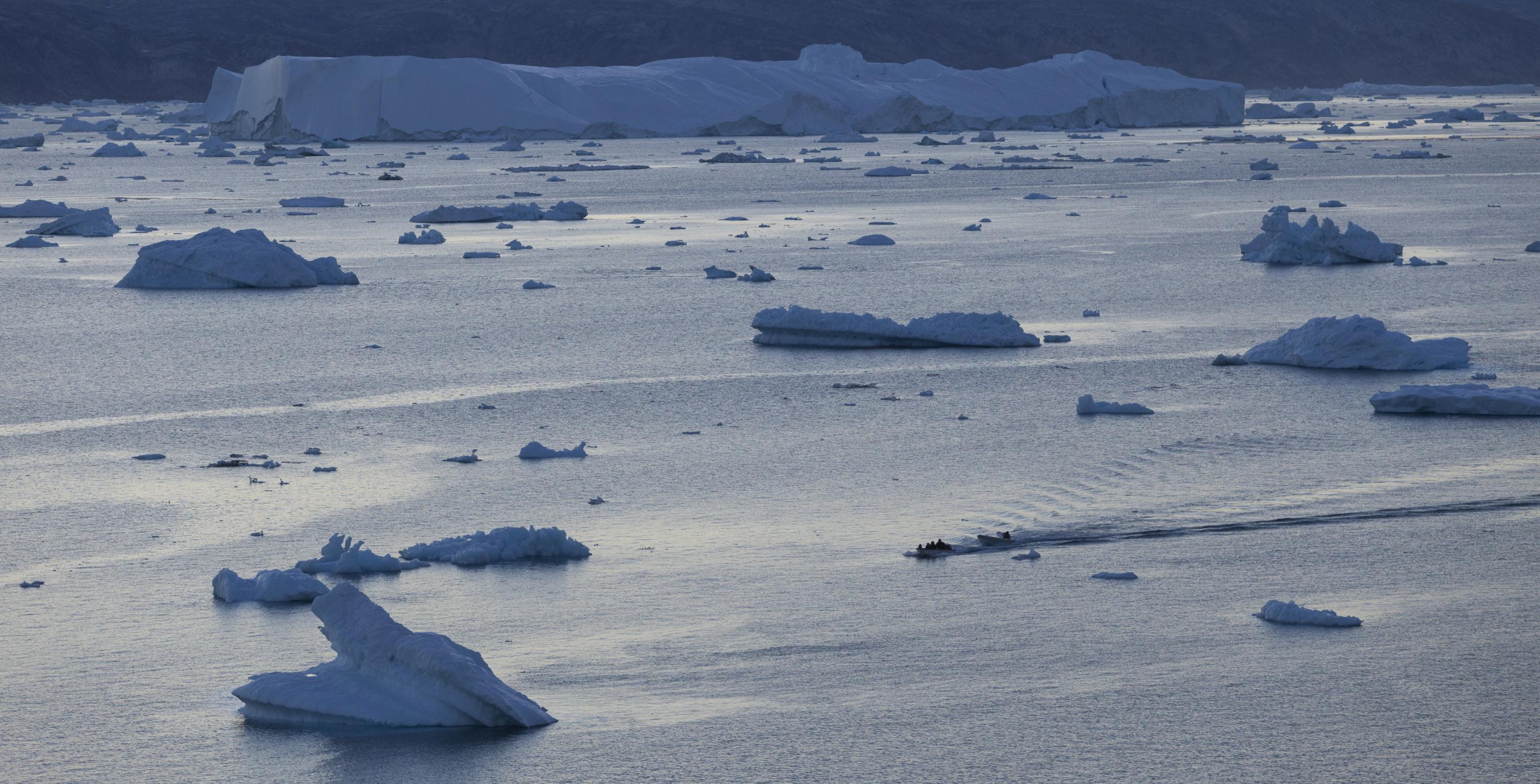 Le drone offre des vues différentes du fjord Sermilik sur la côte est du Groenland
