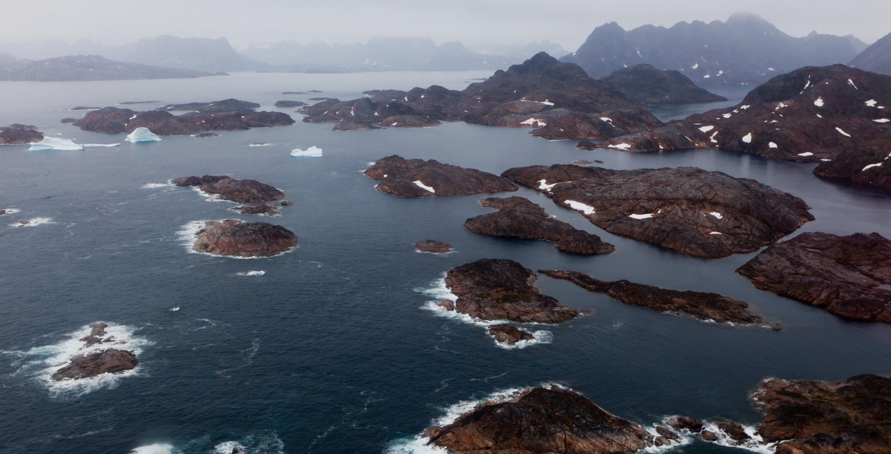 Quand on ne peut pas prendre la mer, l'hélicoptère permet de survolet le fjord Sermilik sur la côte est du Groenland