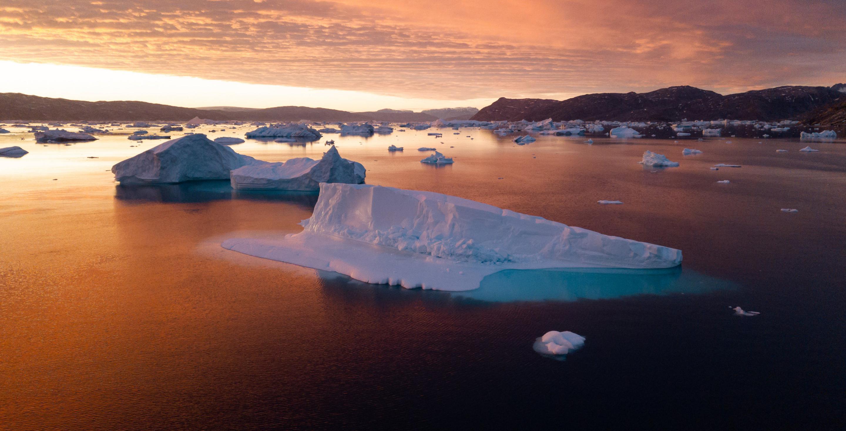 Photographie réalisée depuis un drone du fjord Sermilik sur la côte est du Groenland