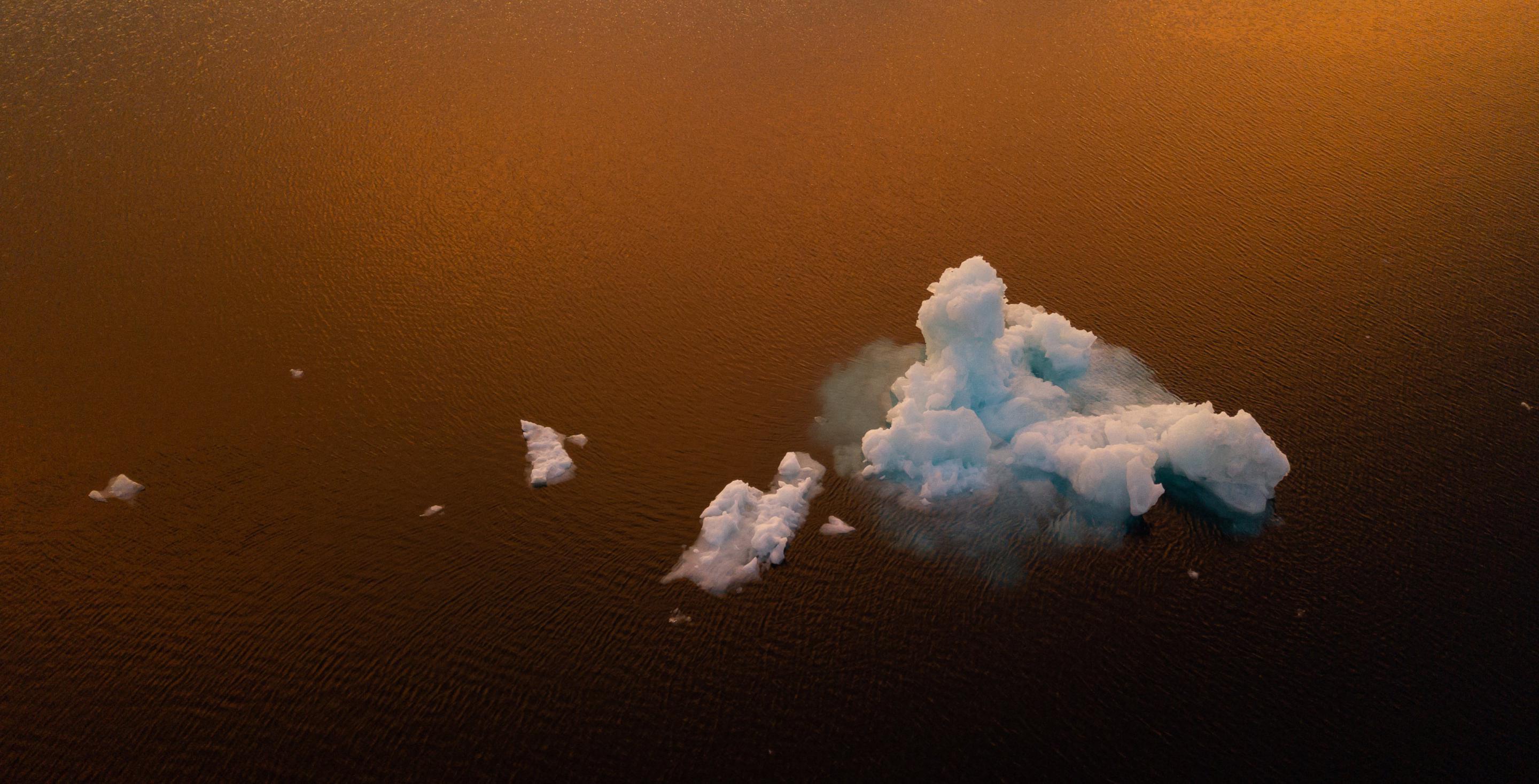 Photographie réalisée depuis un drone du fjord Sermilik sur la côte est du Groenland