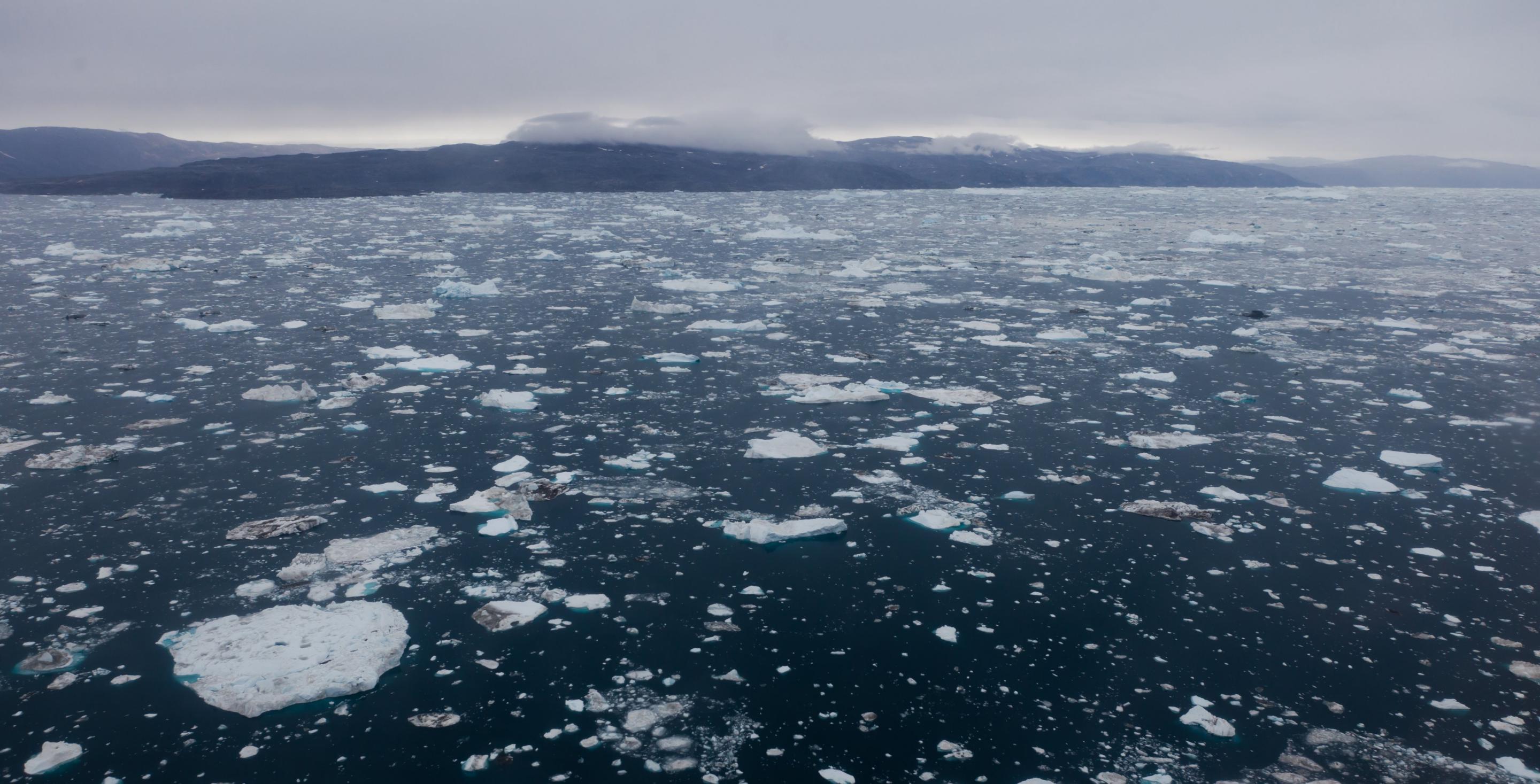 Quand on ne peut pas prendre la mer, l'hélicoptère permet de survolet le fjord Sermilik sur la côte est du Groenland