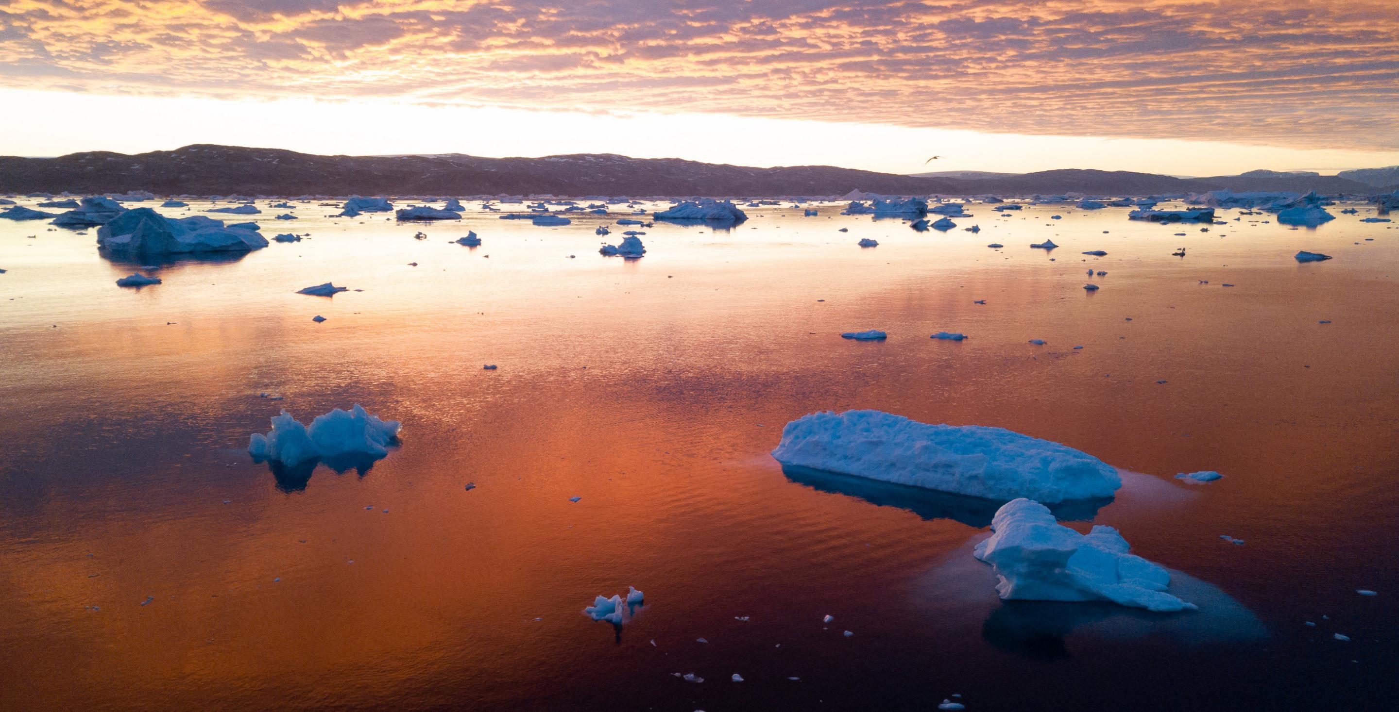 Photographie réalisée depuis un drone du fjord Sermilik sur la côte est du Groenland