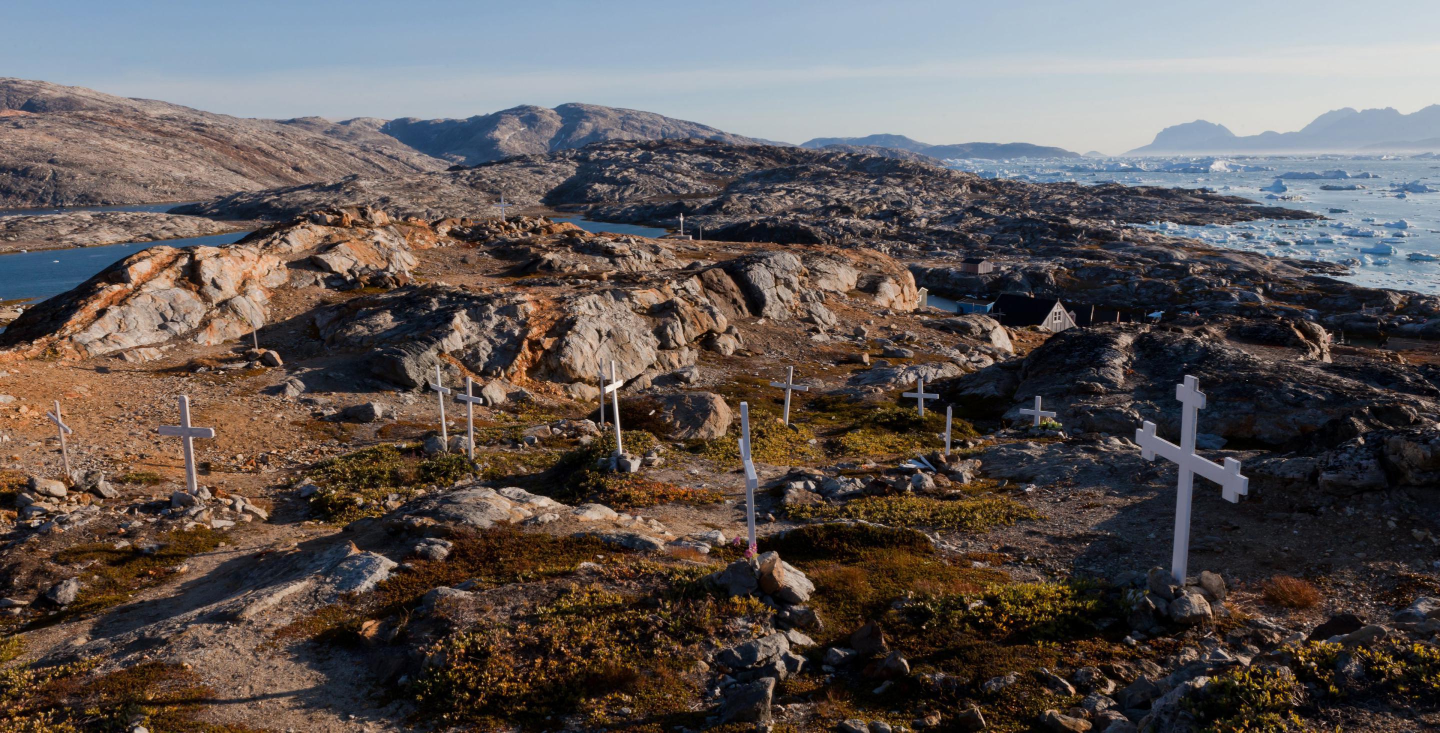 Des croix sont disposées face au fjord Fjord Sermilik sur la côte est du Groenland, pour rendre hommage aux chasseurs-pêcheurs disparus en mer.