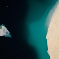 Vue depuis un drone des icebergs du fjord Sermilik sur la côte Est du Groenland