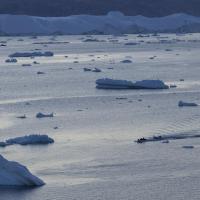 Le drone offre des vues différentes du fjord Sermilik sur la côte est du Groenland
