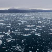 Quand on ne peut pas prendre la mer, l'hélicoptère permet de survolet le fjord Sermilik sur la côte est du Groenland