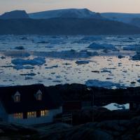 Le village de Tinitekilac sur la côte est du Groenland s'endort devant les icebergs du fjord Sermilik