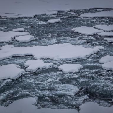 Glace sur la Jökulsá - cascade de Detifoss - dans la région de Myvatn – Islande