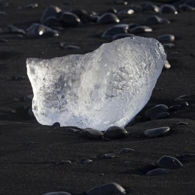 Glaçon sur la plage de Jökulsárlón – Islande