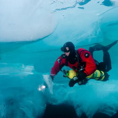 Plongeur sous les glaces du lac Baïkal – Sibérie