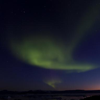 Aurore boréal sur le village de Tinitikilac - côte est du Groenland