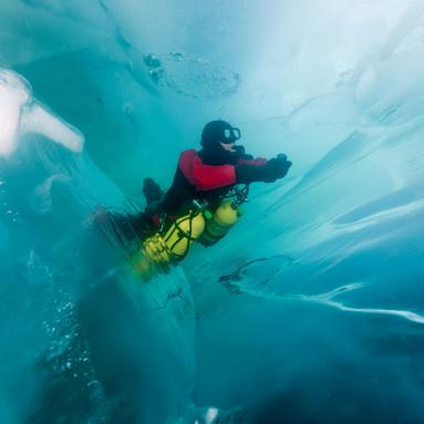 Plongeur dans les glaces du lac Baïkal – Sibérie