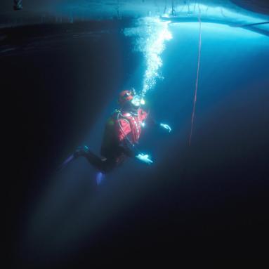 Plongeur sous glace dans la lumière - Ceillac en Queyras France