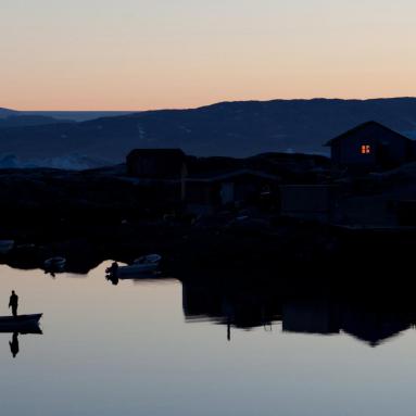 Rentrée des chasseurs à Tinitikilac - côte est du Groenland - Panoramique couleur